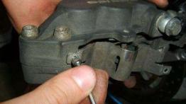 Wymiana klocków hamulcowych (na przykładzie Hayabusy)