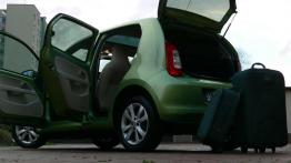 Jak dodatkowe kilogramy wpływają na dynamikę samochodu?