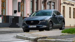 Omoda 5 (1.6 T-GDI) vs Mazda CX-30 (e-Skyactiv X) – chiński luksus w standardzie vs japońska inżynieria. Porównanie wyposażenia Premium vs Homura