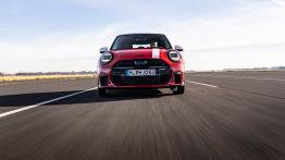 Historia napisana na nowo. MINI wskrzesza rajdowe barwy z 1965 roku w Victory Edition