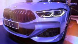 BMW seria 8 - polska premiera - lewy przedni reflektor - w??czony
