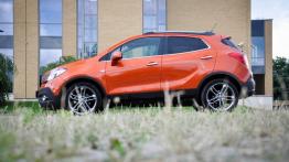 Opel Mokka 1.4 Turbo 140KM - galeria redakcyjna (2) - lewy bok