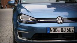 Volkswagen e-Golf 115KM - galeria redakcyjna - prawy przedni reflektor - włączony