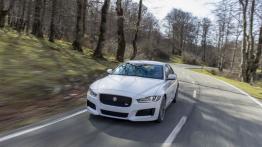 Jaguar XE S Polaris White (2015) - widok z przodu