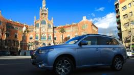 Mitsubishi Outlander III PHEV - galeria redakcyjna - lewy bok