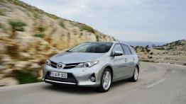 Toyota Auris II Touring Sports - widok z przodu