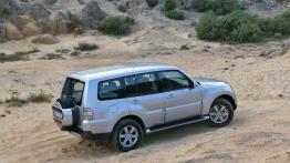 Mitsubishi Montero - prawy bok