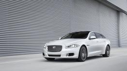 Jaguar XJ Ultimate - widok z przodu