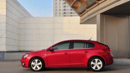 Chevrolet Cruze hatchback 2011 - lewy bok