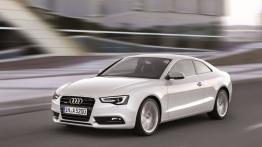 Audi A5 Coupe 2012 - przód - reflektory włączone