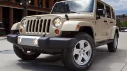 Jeep Wrangler 2011 - wersja 5-drzwiowa - przód - reflektory włączone