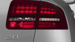 Audi A8 2007 - prawy tylny reflektor - wyłączony