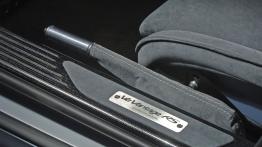 Aston Martin V12 Vantage RS - hamulec ręczny