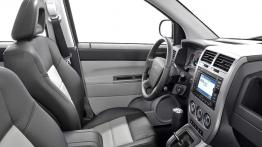 Jeep Compass - widok ogólny wnętrza z przodu