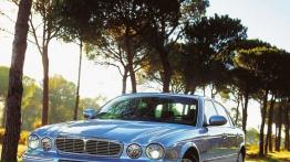 Jaguar XJ - widok z przodu
