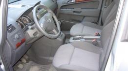 Opel Zafira 1.9 CDTI 150KM - galeria redakcyjna - widok ogólny wnętrza z przodu