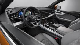 Audi Q8 (2018) - widok ogólny wnętrza z przodu