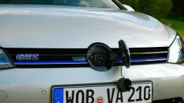 Volkswagen Golf VII GTE - galeria redakcyjna - gniazdo ładowania w pasie przednim