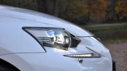Lexus IS III Sedan 300h 223KM - galeria redakcyjna - prawy przedni reflektor - włączony