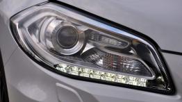 Suzuki SX4 S-cross 1.6 VVT 120KM - galeria redakcyjna - prawy przedni reflektor - włączony