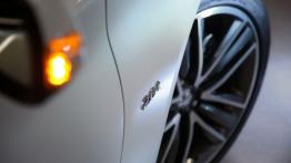 Infiniti Q50 2.0 Turbo (2014) - emblemat boczny