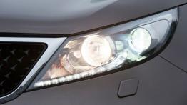 Kia Sportage III Facelifting (2014) - lewy przedni reflektor - włączony