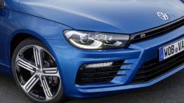 Volkswagen Scirocco III R Facelifting (2014) - prawy przedni reflektor - włączony