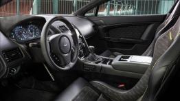 Aston Martin V8 Vantage N430 (2014) - widok ogólny wnętrza z przodu