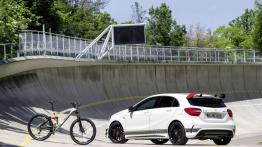 Mercedes A45 AMG (2013) - widok z tyłu