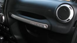 Jeep Wrangler III Unlimited Facelifting 2.8 DOHC I-4 Turbo CRD 200KM - galeria redakcyjna - deska ro