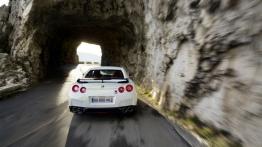 Nissan GT-R Egoist - tył - reflektory włączone