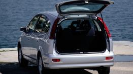 Honda Stream - tył - bagażnik otwarty