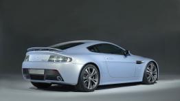 Aston Martin V12 Vantage RS - widok z tyłu