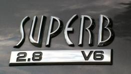 Skoda Superb 2.8 V6 Tiptronic - galeria redakcyjna - emblemat