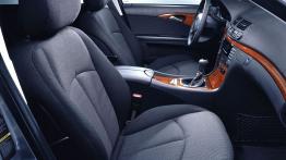 Mercedes Klasa E 2006 - widok ogólny wnętrza z przodu