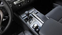 Lexus GS IV 450h F-Sport (2012) - tunel środkowy między fotelami