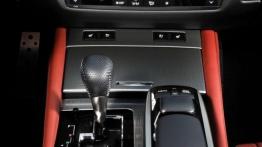 Lexus GS IV 450h F-Sport (2012) - tunel środkowy między fotelami