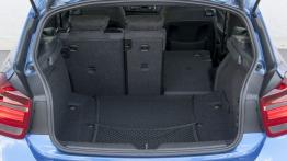 BMW M135i - tylna kanapa złożona, widok z bagażnika