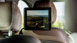 Mercedes klasy V (2014) - ekran systemu multimedialnego w fotelu