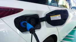 Czy wtyczka bardzo zmienia wygląd samochodu? Porównanie Priusa Plug-in z odmianą hybrydową Prius HEV