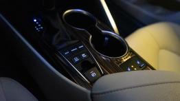 Toyota Camry 2.5 Hybrid Dynamic Force 218 KM- galeria redakcyjna - widok ogólny wnętrza z przodu