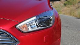 Ford Focus III Facelifting - galeria redakcyjna - lewy przedni reflektor - włączony