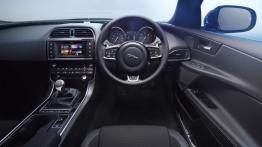 Jaguar XE 2.0d R-Sport (2015) - kokpit