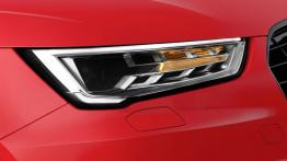 Audi A1 TFSI Facelifting R-Line (2015) - prawy przedni reflektor - włączony