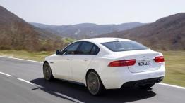 Jaguar XE S Polaris White (2015) - widok z tyłu