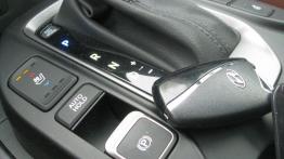 Hyundai Grand Santa Fe 2.2 CRDi 197 KM (2015) - galeria redakcyjna - przełącznik hamulca ręcznego
