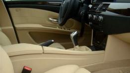 BMW Seria 5 E60 Sedan 530i 272KM - galeria redakcyjna - widok ogólny wnętrza z przodu