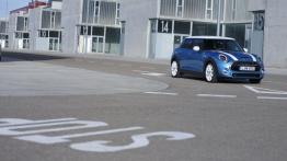 Mini Cooper S 2014 - wersja 5-drzwiowa - widok z przodu
