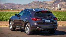 Infiniti QX70 (2014) - widok z tyłu