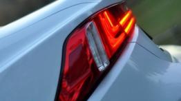 Lexus IS III Sedan 300h 223KM - galeria redakcyjna - lewy tylny reflektor - włączony